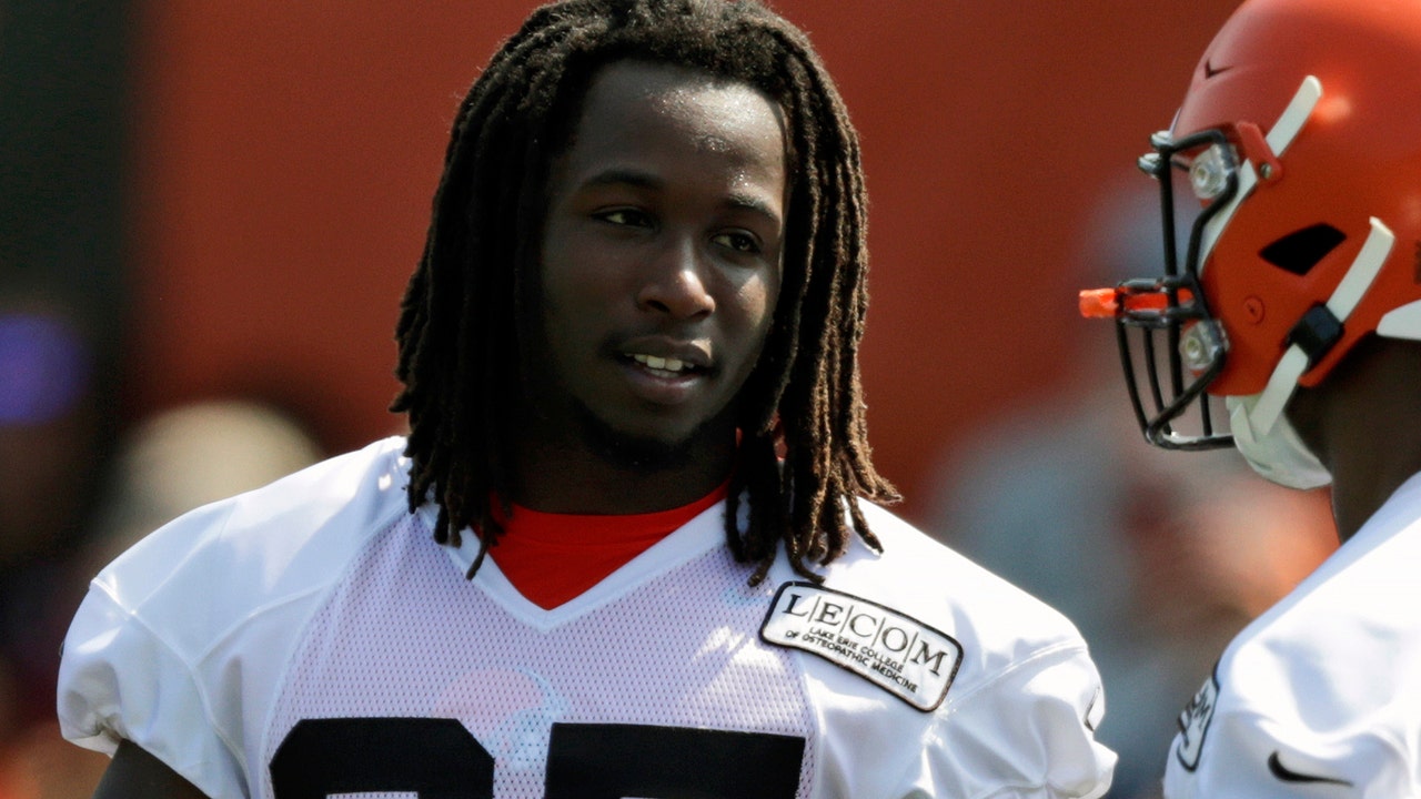 Browns RB Hunt practices while still serving NFL suspension